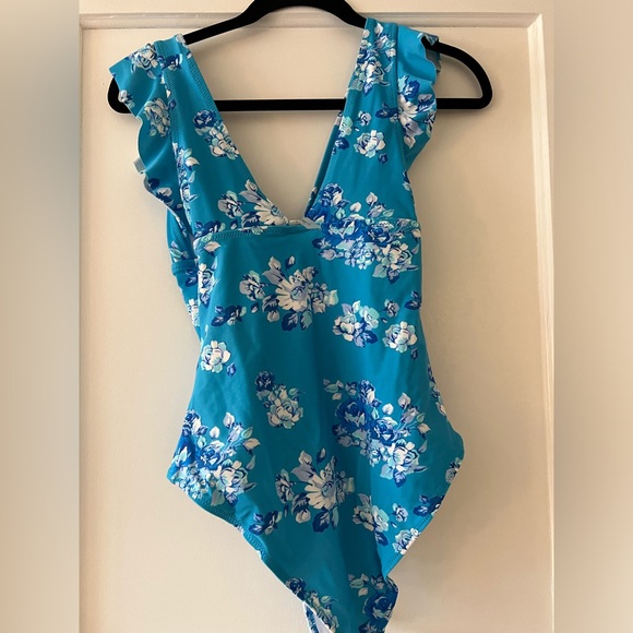 CUPSHE Women's Ruffled One Piece Swimsuit V Neck - Picture 2 of 3